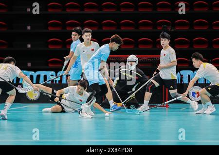 Pasig, Philippines. 23 mai 2024. Les joueurs concourent lors des qualifications pour les Championnats du monde de Floorball masculin 2024 entre la Chine et Singapour à Pasig City, aux Philippines, le 23 mai 2024. Crédit : Rouelle Umali/Xinhua/Alamy Live News Banque D'Images