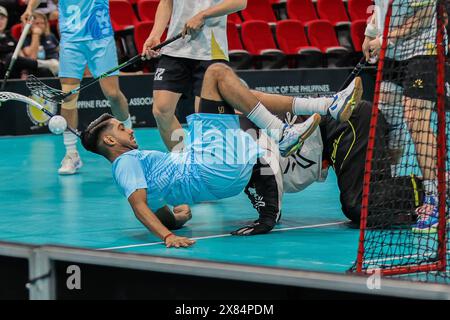 Pasig, Philippines. 23 mai 2024. Vignesa Pasupathy, de Singapour, tombe lors des qualifications aux Championnats du monde de floorball masculin 2024 entre la Chine et Singapour à Pasig City, aux Philippines, le 23 mai 2024. Crédit : Rouelle Umali/Xinhua/Alamy Live News Banque D'Images