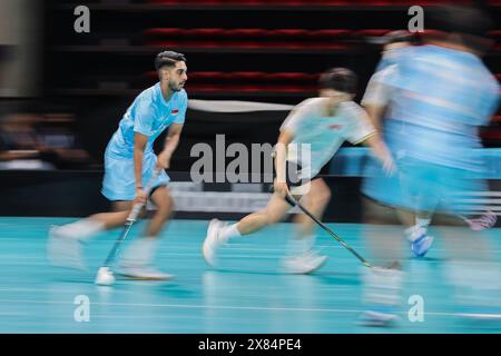 Pasig, Philippines. 23 mai 2024. Vignesa Pasupathy (l) de Singapour participe aux qualifications pour les Championnats du monde masculin de Floorball 2024 entre la Chine et Singapour à Pasig City, aux Philippines, le 23 mai 2024. Crédit : Rouelle Umali/Xinhua/Alamy Live News Banque D'Images