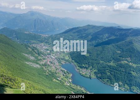 Paysage aérien, à partir d'un planeur, avec le lac Endine rive nord et le lac Iseo en arrière-plan, tourné du sud à la lumière brillante du printemps, Alpes, BE Banque D'Images