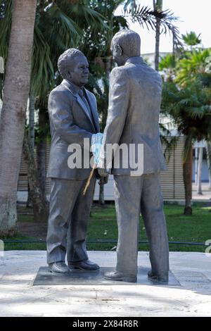 Cette photo datée du 23 mai 2024 montre une statue représentant le leader anti-indépendantiste de la Nouvelle-Calédonie Jacques Lafleur serrant la main du leader du mouvement indépendantiste kanak Jean-Marie Tjibaou dans le cadre de la signature des accords de Matignon le 26 juin 1988, qui ont apporté la paix en Nouvelle-Calédonie. Les forces de sécurité françaises resteront en Nouvelle-Calédonie aussi longtemps que nécessaire, a déclaré Emmanuel Macron, après l'arrivée du président français dans le territoire du Pacifique dans une tentative urgente de calmer les tensions après plus d'une semaine d'émeutes qui ont fait six morts. Photo de MMIIAS/ABACAPRESS. COM Banque D'Images