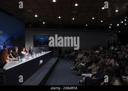 Cannes, France. 22 mai 2024. Gary Oldman, Celeste Dalla Porta, Paolo Sorrentino, Stefania Sandrelli, Daria d antonio, Lorenzo Mieli, Conférence de presse 'Parthenope' lors du 77ème Festival International de Cannes, au Palais des Festivals le 22 mai 2024 à Cannes, France. Photo Syspeo/Pool/ABACAPRESS. COM Credit : Abaca Press/Alamy Live News Banque D'Images