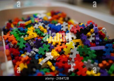 conteneur plein de legos colorés Banque D'Images