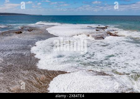 Vue aérienne des vagues se brisant sur un récif rocheux à point Roadknight sur la Great Ocean Road à Victoria, Australie Banque D'Images