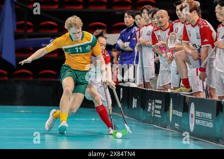 Pasig City, Philippines. 23 mai 2024. Christian Newland (G) d'Australie s'affronte au Japon Tagami Gai lors des qualifications aux Championnats du monde masculin de Floorball 2024 entre l'Australie et le Japon à Pasig City, aux Philippines, le 23 mai 2024. Crédit : Rouelle Umali/Xinhua/Alamy Live News Banque D'Images
