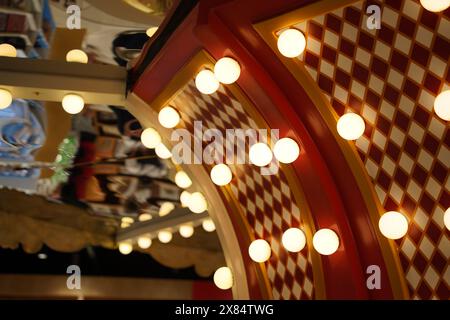 Lumières de carnaval au plafond d'un centre commercial. Arrière-plan abstrait. Banque D'Images