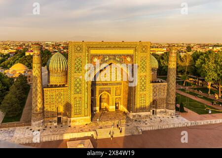 Registan Sher Dor Madrasa dans une vue aérienne au coucher du soleil à Samarcande, Ouzbékistan Banque D'Images