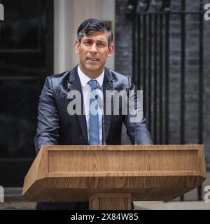 Londres, Royaume-Uni. 22 mai 2024. Rishi Sunak, premier ministre du Royaume-Uni, annonce la date des prochaines élections législatives pour le 4 juillet 2024 avec un discours d'un pupitre devant le 10 Downing Street à Londres cet après-midi crédit : Imageplotter/Alamy Live News Banque D'Images