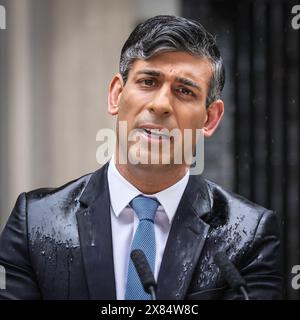 Londres, Royaume-Uni. 22 mai 2024. Rishi Sunak, premier ministre du Royaume-Uni, annonce la date des prochaines élections législatives pour le 4 juillet 2024 avec un discours d'un pupitre devant le 10 Downing Street à Londres cet après-midi crédit : Imageplotter/Alamy Live News Banque D'Images