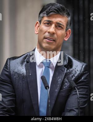 Londres, Royaume-Uni. 22 mai 2024. Rishi Sunak, premier ministre du Royaume-Uni, annonce la date des prochaines élections législatives pour le 4 juillet 2024 avec un discours d'un pupitre devant le 10 Downing Street à Londres cet après-midi crédit : Imageplotter/Alamy Live News Banque D'Images