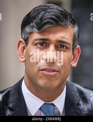 Londres, Royaume-Uni. 22 mai 2024. Rishi Sunak, premier ministre du Royaume-Uni, annonce la date des prochaines élections législatives pour le 4 juillet 2024 avec un discours d'un pupitre devant le 10 Downing Street à Londres cet après-midi crédit : Imageplotter/Alamy Live News Banque D'Images