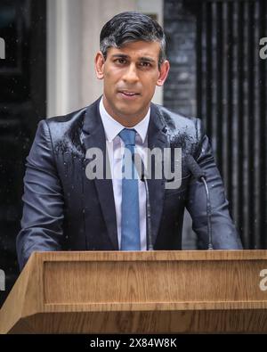 Londres, Royaume-Uni. 22 mai 2024. Rishi Sunak, premier ministre du Royaume-Uni, annonce la date des prochaines élections législatives pour le 4 juillet 2024 avec un discours d'un pupitre devant le 10 Downing Street à Londres cet après-midi crédit : Imageplotter/Alamy Live News Banque D'Images