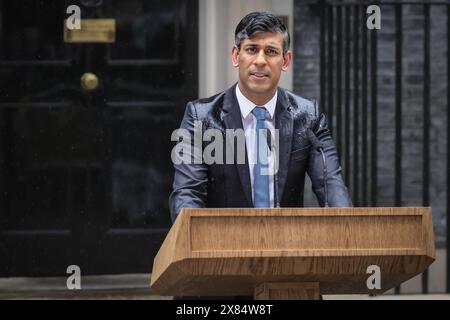 Londres, Royaume-Uni. 22 mai 2024. Rishi Sunak, premier ministre du Royaume-Uni, annonce la date des prochaines élections législatives pour le 4 juillet 2024 avec un discours d'un pupitre devant le 10 Downing Street à Londres cet après-midi crédit : Imageplotter/Alamy Live News Banque D'Images