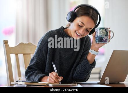 Femme, ordinateur portable et ordinateur portable à la maison pour l'entrepreneuriat, petite entreprise ou webinaire avec écouteurs. Femme personne, technologie et café dans la maison pour Banque D'Images