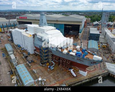 Vue aérienne depuis le drone de la frégate HMS Cardiff type 26 en construction au chantier naval BAE Systems sur la rivière Clyde, Govan, Glasgow, Écosse, Royaume-Uni Banque D'Images