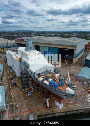 Vue aérienne depuis le drone de la frégate HMS Cardiff type 26 en construction au chantier naval BAE Systems sur la rivière Clyde, Govan, Glasgow, Écosse, Royaume-Uni Banque D'Images