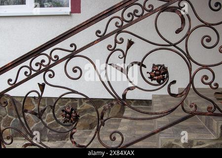 balustrades métalliques tordues sur les escaliers menant à la maison Banque D'Images