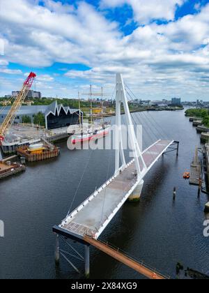 Vue aérienne depuis le drone du nouveau pont Govan-Partick en construction sur la rivière Clyde au Riverside Museum. Le nouveau pont tournant sera connecté Banque D'Images