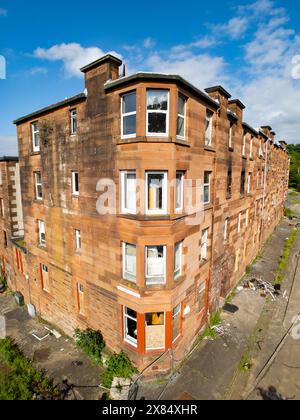 Vue aérienne depuis un drone d'immeubles abandonnés abandonnés à Clune Park à Port Glasgow, Inverclyde, Écosse, Royaume-Uni Banque D'Images