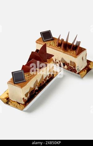 Deux desserts en mousse avec streusel au chocolat, poires épicées et caramel Banque D'Images