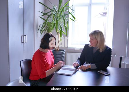 la femme reçoit des conseils en matière d'emploi de hr au bureau Banque D'Images