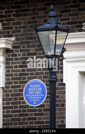 Londres, Royaume-Uni - 19 février 2024 : une plaque bleue sur un bâtiment du James's Square à Londres, Royaume-Uni, marquant l'endroit où Nancy Astor a vécu. Astor était le Banque D'Images