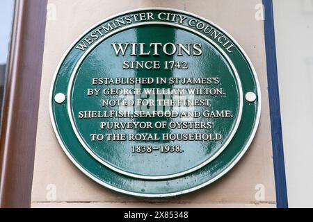 Londres, Royaume-Uni - 19 février 2024 : une plaque située sur Jermyn Street à Londres, Royaume-Uni, à l'extérieur du restaurant Wiltons - commémorant son histoire. Banque D'Images