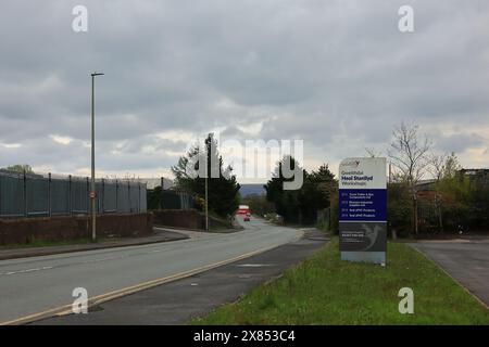 Une route sur la zone industrielle Cross Hands avec un panneau énumérant certaines des entreprises locales. 27 avril 2024. Cross Hands est un village du Carmarthenshire, au pays de Galles, et se trouve dans une zone de patrimoine important, de culture et de beauté rurale, connue sous le nom de Gwendraeth Valley. Banque D'Images