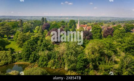 Vue aérienne par drone sur la campagne du Kent en direction de l'église St Mary's, également connue sous le nom d'église St Mary the Virgin, à West Malling, Kent, Angleterre, Royaume-Uni. Banque D'Images