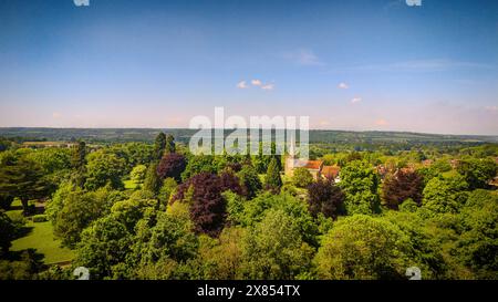 Église West Malling entourée de bois et d'arbres en pleine floraison avec espace de copie, idéal pour la publicité Banque D'Images