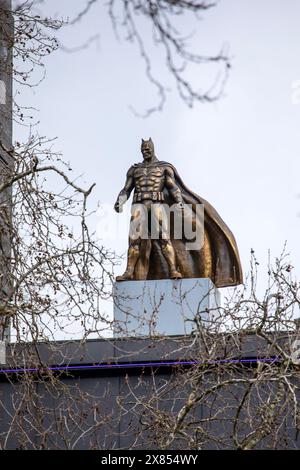 Londres, Royaume-Uni - 26 février 2024 : Statue de Batman surplombant Leicester Square à Londres, Royaume-Uni. Banque D'Images