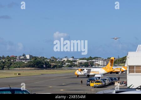 Nouméa, France. 23 mai 2024. Cortège présidentiel avec Air Calédonie ATR en approche finale à Magenta. Nouméa, Nouvelle-Calédonie, 23 mai 2024. Les forces de sécurité françaises resteront en Nouvelle-Calédonie aussi longtemps que nécessaire, a déclaré Emmanuel Macron, après l'arrivée du président français dans le territoire du Pacifique dans une tentative urgente de calmer les tensions après plus d'une semaine d'émeutes qui ont fait six morts. Photo de Gill Chabaud/ABACAPRESS. COM Credit : Abaca Press/Alamy Live News Banque D'Images