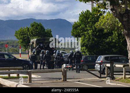 Nouméa, France. 23 mai 2024. Les forces de l'ordre sont en mouvement pour changer de quart. Ici à Magenta. Nouméa, Nouvelle-Calédonie, 23 mai 2024. Les forces de sécurité françaises resteront en Nouvelle-Calédonie aussi longtemps que nécessaire, a déclaré Emmanuel Macron, après l'arrivée du président français dans le territoire du Pacifique dans une tentative urgente de calmer les tensions après plus d'une semaine d'émeutes qui ont fait six morts. Photo de Gill Chabaud/ABACAPRESS. COM Credit : Abaca Press/Alamy Live News Banque D'Images