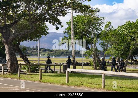 Nouméa, France. 23 mai 2024. Les forces de l'ordre sont en mouvement pour changer de quart. Ici à Magenta. Nouméa, Nouvelle-Calédonie, 23 mai 2024. Les forces de sécurité françaises resteront en Nouvelle-Calédonie aussi longtemps que nécessaire, a déclaré Emmanuel Macron, après l'arrivée du président français dans le territoire du Pacifique dans une tentative urgente de calmer les tensions après plus d'une semaine d'émeutes qui ont fait six morts. Photo de Gill Chabaud/ABACAPRESS. COM Credit : Abaca Press/Alamy Live News Banque D'Images