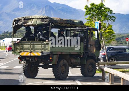 Nouméa, France. 23 mai 2024. Les forces de l'ordre sont en mouvement pour changer de quart. Ici à Magenta. Nouméa, Nouvelle-Calédonie, 23 mai 2024. Les forces de sécurité françaises resteront en Nouvelle-Calédonie aussi longtemps que nécessaire, a déclaré Emmanuel Macron, après l'arrivée du président français dans le territoire du Pacifique dans une tentative urgente de calmer les tensions après plus d'une semaine d'émeutes qui ont fait six morts. Photo de Gill Chabaud/ABACAPRESS. COM Credit : Abaca Press/Alamy Live News Banque D'Images