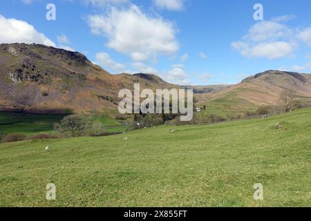 Le Wainwright Fells 'Helm Crag' 'Gibson Knott' & 'Steel Fell' de Mill Bridge sur l'A591 dans le parc national de Lake District, Cumbria, Angleterre, Royaume-Uni. Banque D'Images