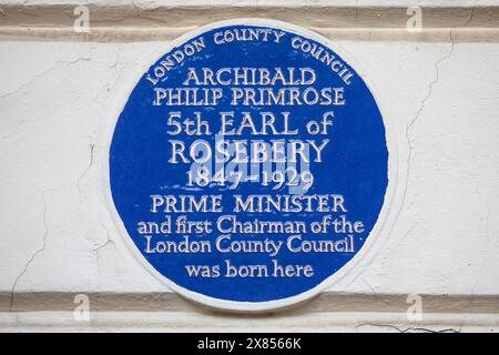 Londres, Royaume-Uni - 26 février 2024 : une plaque bleue sur Charles Street à Londres, Royaume-Uni, marquant l'emplacement où l'ancien premier ministre Archibald Philip Prim Banque D'Images