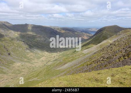 La vallée de Grisedale et le Wainwright St Sunday Crag de Fairfield à Grisedale Hause Path, Lake District National Park, Cumbria, Angleterre, Royaume-Uni Banque D'Images