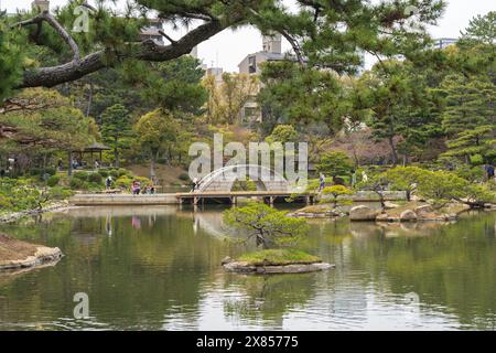 Pont Kokokyo (pont arc-en-ciel chevauchant) dans le jardin japonais Shukkei-en ou Shukkeien. Préfecture d'Hiroshima, Japon. Banque D'Images