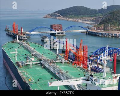 YANTAI, CHINE - 22 MAI 2024 - de gros pétroliers déchargent du pétrole et du gaz importés dans le port de Yantai, dans la province du Shandong de l'est de la Chine, le 22 mai 2024. Accordin Banque D'Images