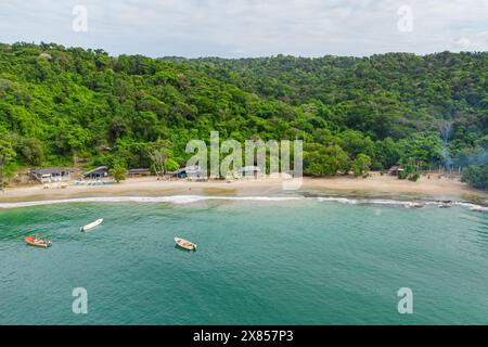 Vue aérienne d'une plage idyllique des caraïbes avec eau immaculée et plage blanche et forêt dans la ville vénézuélienne de Chuspa. Paysage tropical Banque D'Images