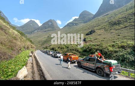 Dong Van, Ha Giang, Vietnam - 22 février 2024 : la caravane s'est arrêtée sur la route à Dong Van, Ha Giang, Vietnam Banque D'Images