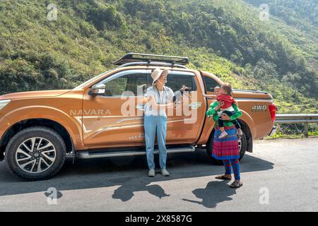 Dong Van, Ha Giang, Vietnam - 22 février 2024 : la caravane s'est arrêtée sur la route à Dong Van, Ha Giang, Vietnam Banque D'Images