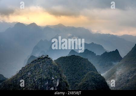 Les montagnes en face du col de ma Pi Leng, entre Dong Van et Meo Vac Banque D'Images