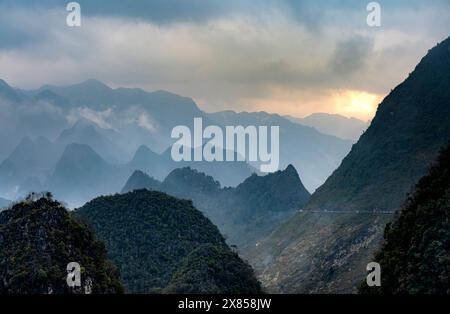 Les montagnes en face du col de ma Pi Leng, entre Dong Van et Meo Vac Banque D'Images