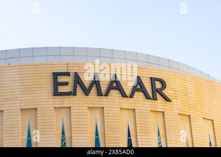 Nom de panneau Emaar Real Estate Company sur le mur, Dubaï City, Émirats arabes Unis. Banque D'Images