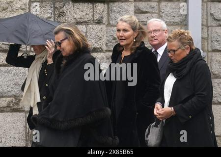 Les personnes en deuil arrivent pour les funérailles de l'homme d'affaires, philanthrope et star de rugby Tony O'Reilly à l'église du Sacré-cœur de Donnybrook, Dublin. Date de la photo : jeudi 23 mai 2024. Banque D'Images