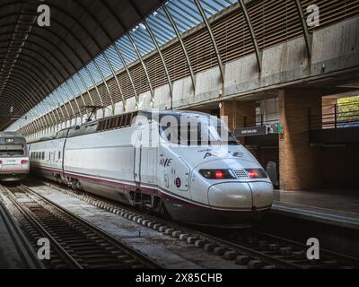 Séville, Espagne - 14 septembre 2023 : train à grande vitesse RENFE AVE sur le quai de la gare Santa Justa à Séville, Andalousie, Espagne Banque D'Images