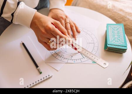 Femme dessinant avec un crayon et une règle sur la carte natale Banque D'Images