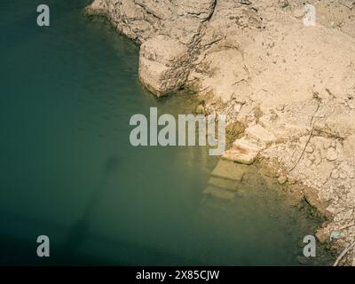 Un vieil escalier en pierre allant sous l'eau dans un lac dans la mer comme vu d'en haut, en Espagne, Andalousie Banque D'Images